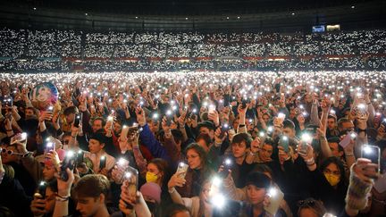 Le public autrichien lors du concert de soutien&nbsp;'We Stand With Ukraine' le 19 mars 2022 au stade Ernst Happel. (FLORIAN WIESER / AFP)