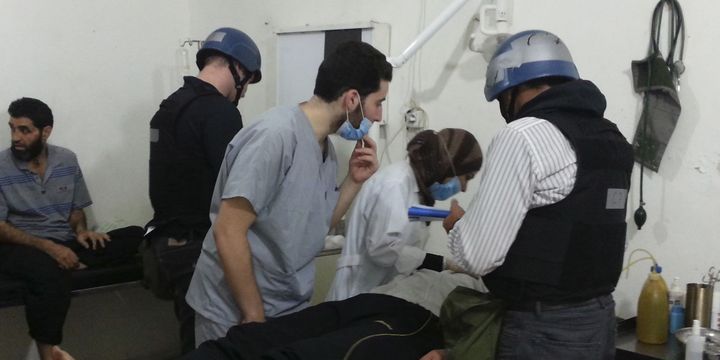 Experts des Nations Unies en train d'examiner des victimes d'une possible attaque chimique à l'hôpital de Mouadamiya près de Damas le 26-8-2013. (Reuters - Abo Alnour Alhaji)