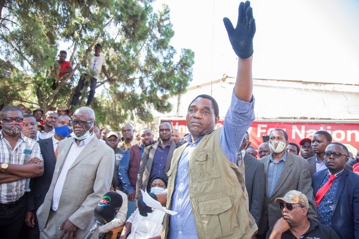 Hakainde Hichilema salue les militants de son parti, l'UNPD, à sa sortie du commissariat central de Lusaka, le 23 décembre 2020. Une nouvelle fois arrêté, le leader de l'opposition a été relâché alors qu'une manifestation de soutien a fait deux morts. (SALIM DAWOOD / AFP)