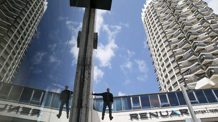 L'illusionniste isra&eacute;lien Hezi Dean lors d'un happening &agrave; Tel Aviv (Isra&euml;l), le 22 mars 2015. (BAZ RATNER / REUTERS)