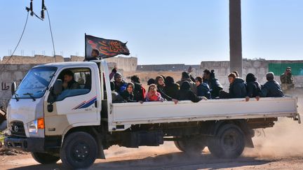 Des familles syriennes fuient&nbsp;les quartiers rebelles d'Alep-Est, le 27 novembre 2016 (GEORGE OURFALIAN / AFP)