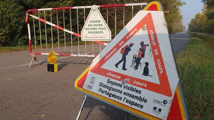 Au&nbsp;Péage-de-Roussillon, des panneaux ont été posés que une route alors qu'une chasse est en cours, le 20 octobre 2018. (HERVE COSTE / MAXPPP)