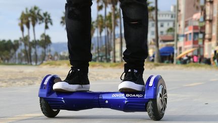 Un homme utilise son hoverboard à Venice Beach, à Los Angeles (Etats-Unis), le 10 décembre 2015. (FREDERIC J. BROWN / AFP)