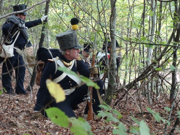 Henri Caporali et ses camarades en uniformes du 18e r&eacute;giment d'infanterie de ligne,&nbsp;&agrave; couvert lors d'une reconstitution napol&eacute;onienne. (DR)