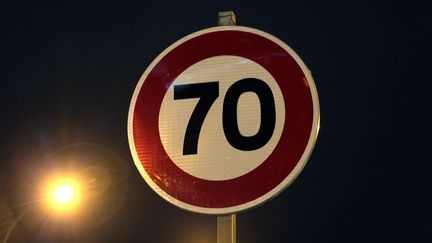 Un panneau de limitation de vitesse &agrave; 70 km/h &agrave; Paris, le 10 janvier 2014. (JACQUES DEMARTHON / AFP)