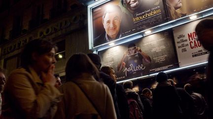 Une file d'attente devant un cin&eacute;ma parisien, le 15 novembre 2011. (FRED DUFOUR / AFP)