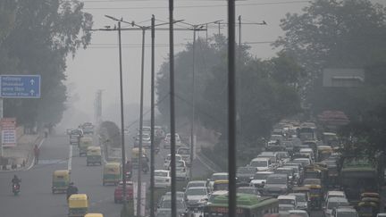 Une rue dans New Delhi (Inde), le 1er décembre 2021. (MONEY SHARMA / AFP)