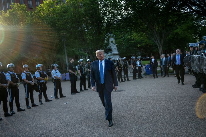 Donald Trump quitte la Maison Blanche pour se rendre à l'église St-John à Washington (Etats-Unis), le 1er juin 2020. (BRENDAN SMIALOWSKI / AFP)