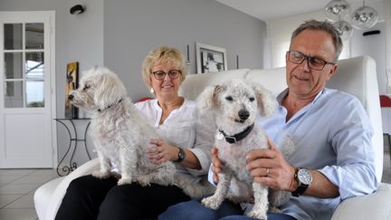 Une famille du Nord a retrouvé son bichon disparu il y a onze ans, à Grand-Fort-Philippe (Nord), le 4 avril 2017. (MAXPPP)