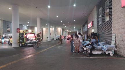 Entrée des urgences hôpital Barzilai d Ashkelon (Israël), le 12 octobre 2023. (SANDRINE ETOA-ANDEGUE)