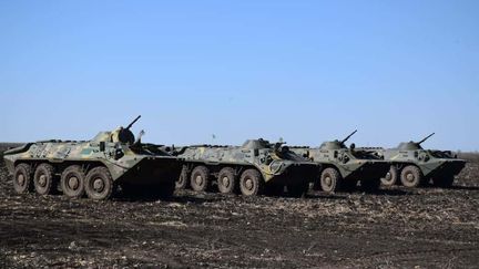 Des soldats ukrainiens patrouillent près de la frontière russe&nbsp;dans le Donbass, le 12 avril 2021. (UKRAINIAN ARMED FORCES / HANDOUT / ANADOLU AGENCY / AFP)