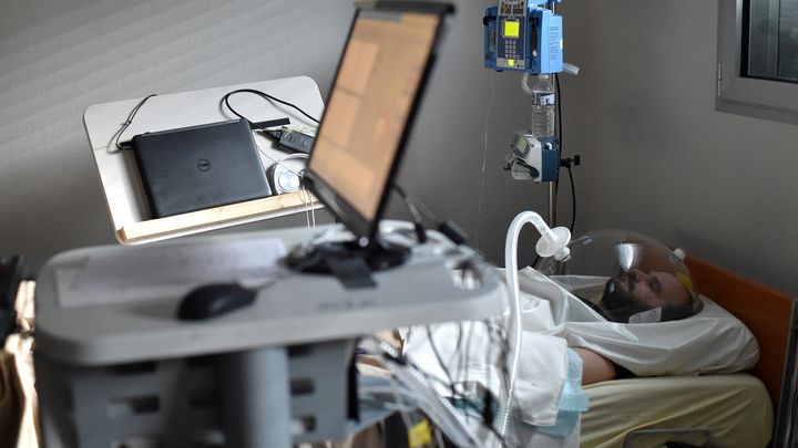 Un patient allongé est surveillé à l'institut de médecine et physiologies spatiales (Medes) de Toulouse (Haute-Garonne). (REMY GABALDA / AFP)