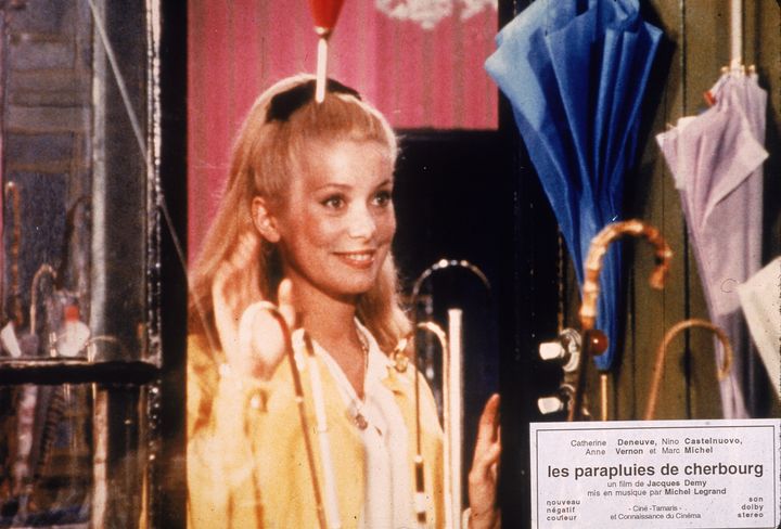 En 1964, le drame musical "Les Parapluies de Cherbourg", avec Catherine Deneuve, reçoit la palme d'or à Cannes. (HULTON ARCHIVE / MOVIEPIX)