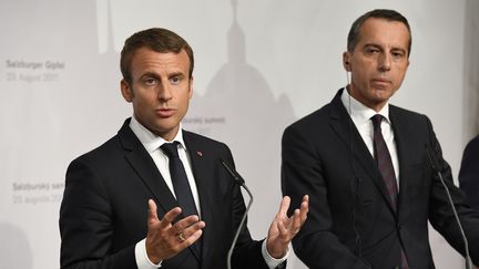 Emmanuel Macron et le chancelier autrichien Christian Kern lors d'une conférence de presse, mercredi 23 août 2017 à Salzbourg (Autriche). (BERTRAND GUAY / AFP)