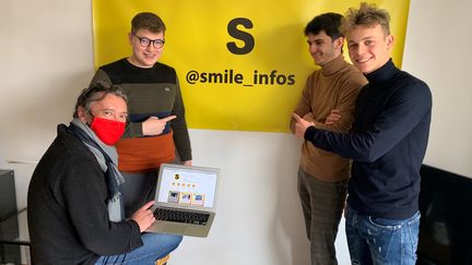 Pierre-Loup, Matthieu et Maxence, créateurs de&nbsp;"Smile Infos" aux côtés de Fabrice Poisblaud, le 10 février 2021 à Lille (Nord). (MATHILDE VINCENEUX / RADIO FRANCE)