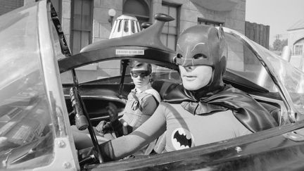 Batman (au premier plan) et Robin dans la Batmobile dans la série américaine "Batman" en 1966. (YALE JOEL / THE LIFE PICTURE COLLECTION)