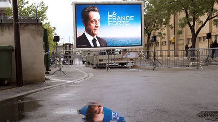 J-6 Affichage de campagne du pr&eacute;sident candidat Nicolas Sarkozy &agrave; Avignon (Vaucluse), le 30 avril 2012. (LIONEL BONAVENTURE / AFP)