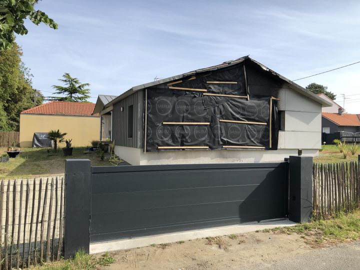 Dark tarpaulins cover the facade of the mayor's house in Saint-Brevin-les-Pins (Loire-Atlantique), May 24, 2023, the target of an arson attack in March.  (RAPHAEL GODET / FRANCEINFO)