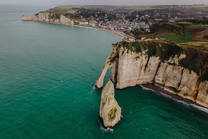 La ville d'Etretat et ses célèbres falaises, en janvier 2021. (PIERRE MOREL / FRANCEINFO)