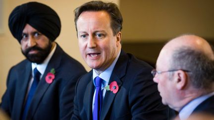 Le Premier ministre britannique, David Cameron (au centre), lors d'une r&eacute;union le 2 novembre 2012 &agrave; Arlesey (Royaume-Uni). (PAUL ROGERS / AFP)