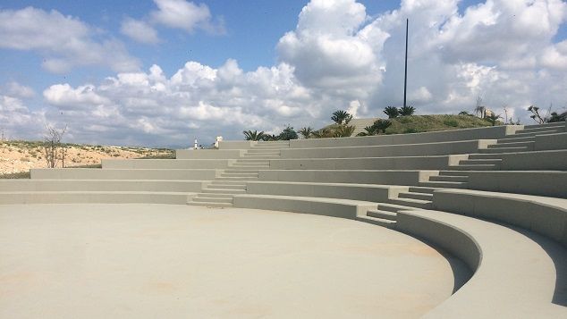 &nbsp; (Un amphithéâtre a été construit sur le centre d'enfouissement des déchets de Saïda © Radio France / Pierrick Bonno)