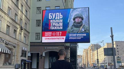 Une publicité pour le recrutement dans l'armée, en Russie. (SYLVAIN TRONCHET / RADIO FRANCE)