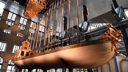 Le "Cannot de l'Emperueur" restauré, vaisseau cérémonial construit pour Napoléon Ier, à l'atelier des Capucins de Brest.&nbsp; (FRED TANNEAU / AFP)