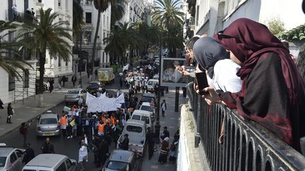 Manifestation à Alger, vendredi 13 mars 2019.&nbsp; (RYAD KRAMDI / AFP)