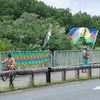 Un homme brandit un drapeau kanak le jour de la fête nationale française, à Nouméa (Nouvelle-Calédonie), le 14 juillet 2024. (DELPHINE MAYEUR / AFP)