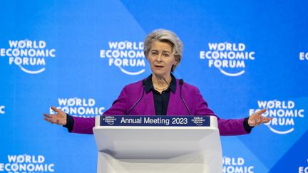 La présidente de la Commission européenne Ursula von der Leyen, à Davos, en Suisse, le 17 janvier 2023. (FABRICE COFFRINI / AFP)