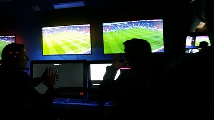 Entraînement&nbsp;d'arbitrage vidéo sur un match de Ligue1 au Parc des Princes, à Paris. (CÉCILIA ARBONA / RADIO FRANCE)