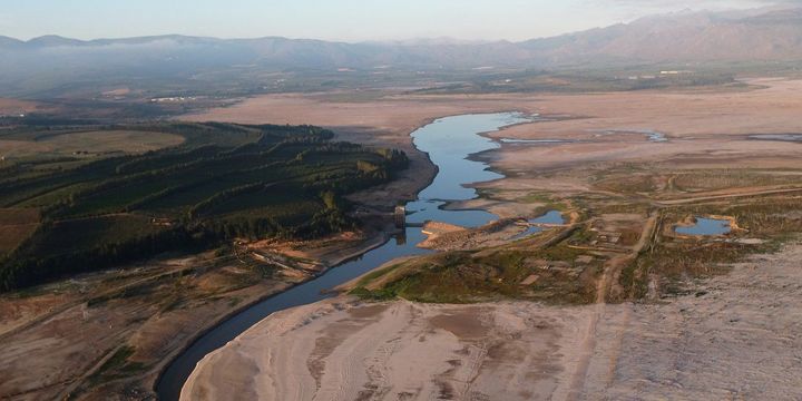 Le barrage de Theewaterskloof, qui fournit plus de la moitié de l'eau potable du Cap, le 20 février 2018. (REUTERS/Mike Hutchings)