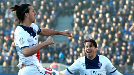 Ibrahimovic félicité par Maxwell (PASCAL POCHARD CASABIANCA / AFP)