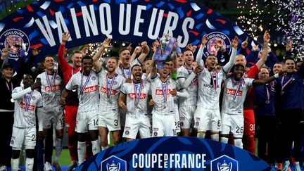 Le capitaine toulousain, Brecht Dejaegere, soulève la Coupe de France samedi 29 avril 2023 au Stade de France. (FRANCK FIFE / AFP)