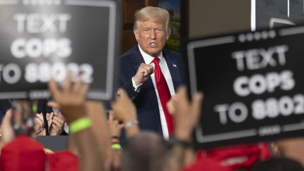 Le président des Etats-Unis Donald Trump lors d'un discours de campagne dans un golf à Bedminster (New Jersey, Etats-Unis) le 14 août 2020. (JIM WATSON / AFP)