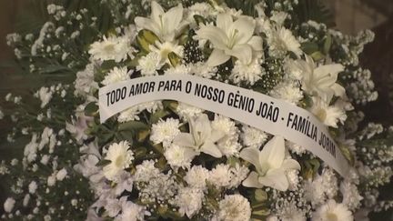 Plusieurs centaines de Brésiliens se sont rendus lundi matin au Théâtre municipal de Rio de Janeiro pour la veillée funèbre de Joao Gilberto, un des pères de la Bossa Nova, qui s'est éteint samedi à l'âge de 88 ans. (France 24)