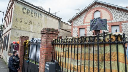 10 février 2021. Toulouse. Des policiers stationnent devant la maison de Roland, 88 ans, dont la maison est squattée par plusieurs occupants depuis des mois. Ce grand-père souhaite vendre son bien afin de financer son arrivée en maison de retraite pour retrouver sa femme.&nbsp; (FREDERIC SCHEIBER / HANS LUCAS VIA AFP)