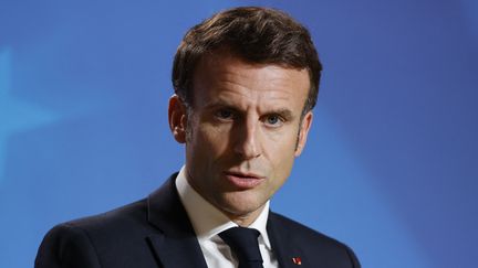 Le président Emmanuel Macron au sommet des dirigeants européens dans le bâtiment du Conseil européen à Bruxelles, le 21 octobre 2022. (LUDOVIC MARIN / AFP)