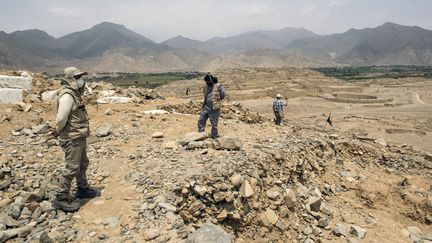 Des archéologues au sommet d'une des pyramides du site archéologique de Caral, à Supe (Pérou), le 13 janvier 2021. (ERNESTO BENAVIDES / AFP)