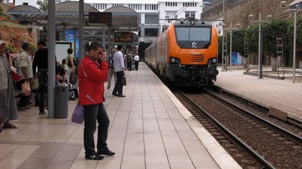 Un homme patiente en gare de Rabat (Maroc). (  MAXPPP)