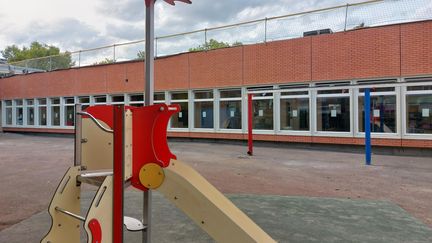 Des travaux de rénovation thermique ont été effectués dans l'école maternelle André dans le quartier Wazemmes, à Lille, au cours de l'été 2023. (ETIENNE MONIN / RADIOFRANCE)