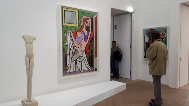 Le "Grand nu au fauteuil rouge" de Pablo Picasso, exposé au musée Picasso à Paris, le 23 décembre 2016. (ANNE CHÉPEAU /franceinfo)