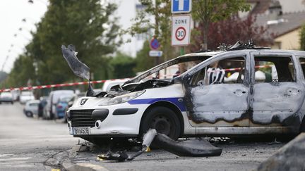 La voiture de police incendiée à&nbsp;Viry-Châtillon, le 8 octobre 2016.&nbsp; (THOMAS SAMSON / AFP)