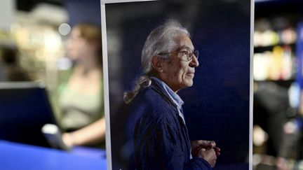 Une photographie sur le comptoir de la libairie le Hall du Livre à Nancy en soutien à l'écrivain, romancier et essayiste Boualem Sansal arrêté en Algérie le 16 novembre 2024. (ALEXANDRE MARCHI / MAXPPP)