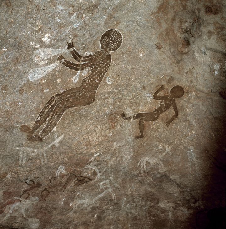Figures humaines sur une peinture rupestre (8000-7000 avant notre ère) dans les grottes du Tassili n'Ajjer en Algérie. Photo prise le 30 septembre 2016.&nbsp; (AFP - Luisa Ricciarini/Leemage)