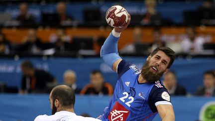 Le Fran&ccedil;ais Luka Karabatic &agrave; la lutte avec l'Argentin Leonardo Querin, lundi 26 janvier 2015, &agrave; Doha (Qatar), lors des huiti&egrave;mes de finale du Mondial de handball. (FADI AL-ASSAD / REUTERS)