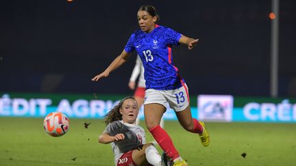 La Française Estelle Cascarino qui élimine la Danoise Janni Thomsen lors du match France-Danemark, le 15 février 2023. (JEAN-FRANCOIS MONIER / AFP)