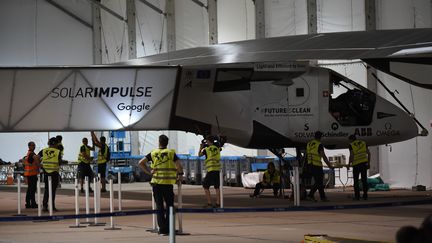 L'avion Solar Impulse est parqué dans un hangar après l'atterrissage réussi du pilote suisse&nbsp; Andre Borschberg à Phoenix, dans l'Arizona, le 2 mai 2016. (MARK RALSTON / AFP)