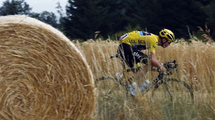 Le cycliste Chris Froome lors de la 14e &eacute;tape du Tour de France, qui relie Rodez (Aveyron) &agrave; Mende (Loz&egrave;re),&nbsp;le 18 juillet 2015. (? STEFANO RELLANDINI / REUTERS / X90016)