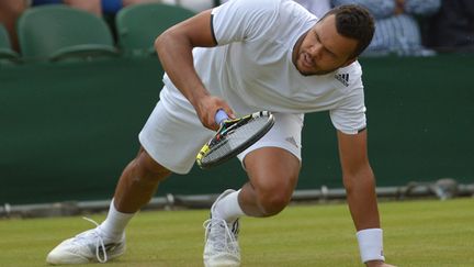 Le tennisman français Jo-Wilfried Tsonga sur le Centre Court de Wimbledon (CARL COURT / AFP)